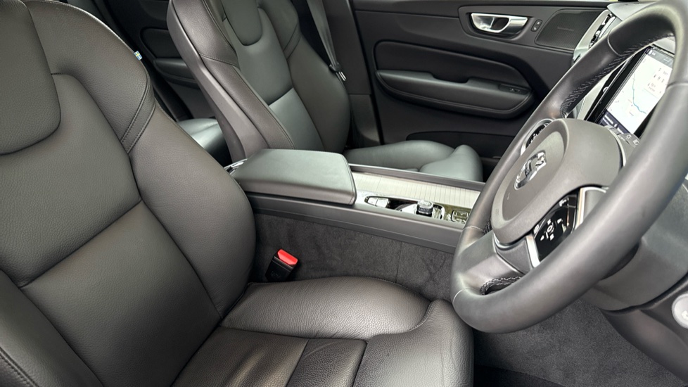 Volvo XC60 2.0 B5P Plus Dark 5dr AWD Geartronic Petrol Estate - Image 36
