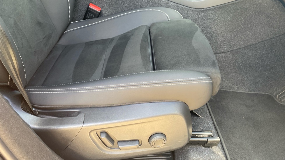 Volvo XC40 2.0 B3P Plus Dark 5dr Auto Petrol Estate - Image 30