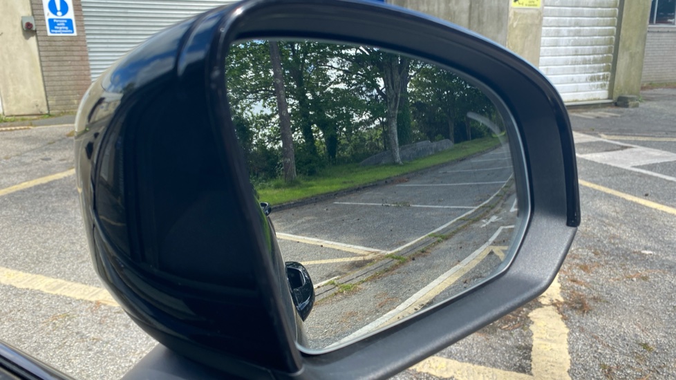Volvo XC40 2.0 B3P Plus Dark 5dr Auto Petrol Estate - Image 32