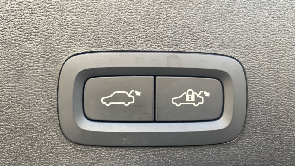 Volvo XC40 2.0 B3P Plus Dark 5dr Auto Petrol Estate - Image 35
