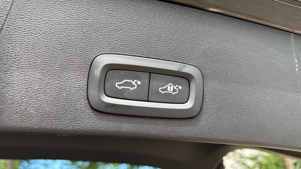Volvo XC40 2.0 B3P Plus Dark 5dr Auto Petrol Estate - Image 35