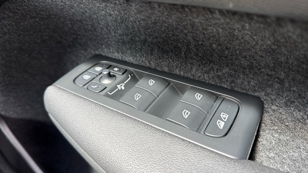 Volvo XC40 2.0 B3P Plus Dark 5dr Auto Petrol Estate - Image 24