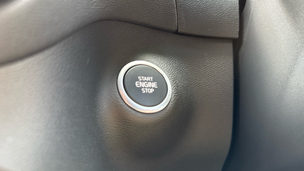 Volvo XC40 2.0 B3P Plus Dark 5dr Auto Petrol Estate - Image 27