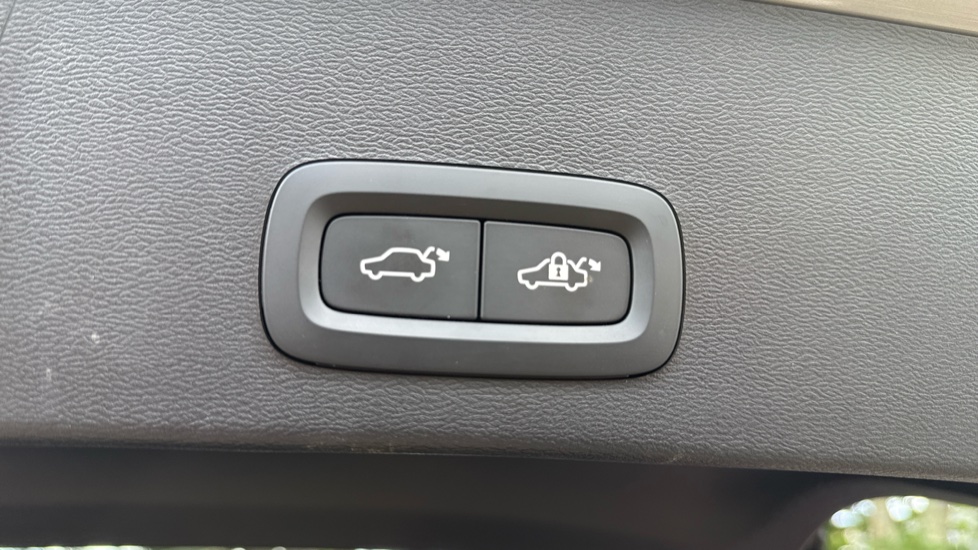 Volvo XC40 2.0 B3P Plus Dark 5dr Auto Petrol Estate - Image 35