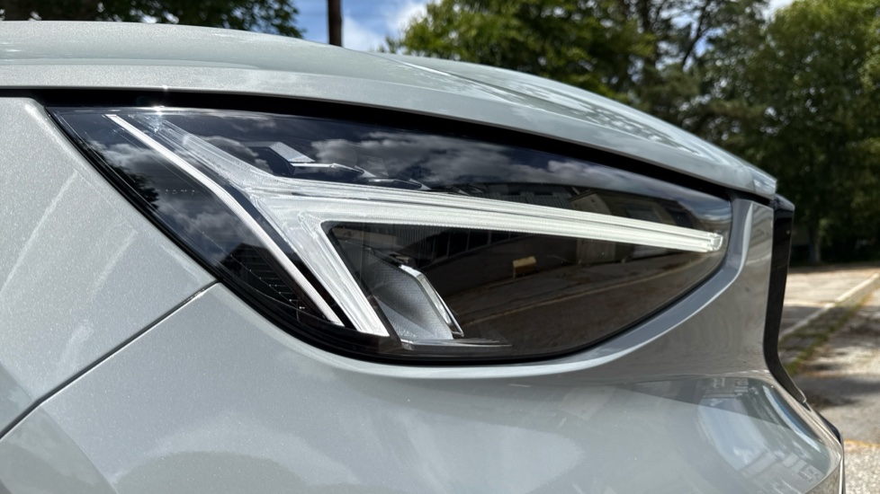 Volvo XC40 2.0 B3P Plus Dark 5dr Auto Petrol Estate - Image 37