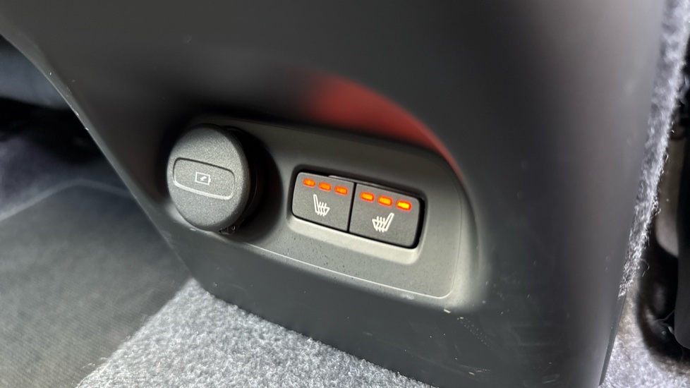 Volvo XC40 2.0 B3P Plus Dark 5dr Auto Petrol Estate - Image 41