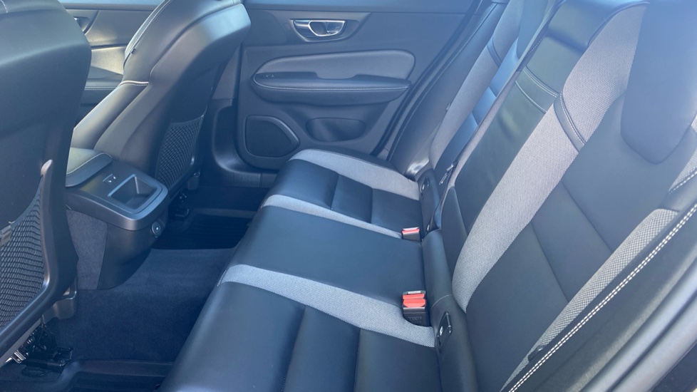 Volvo S60 2.0 B5P R DESIGN 4dr Auto Petrol Saloon - Image 32