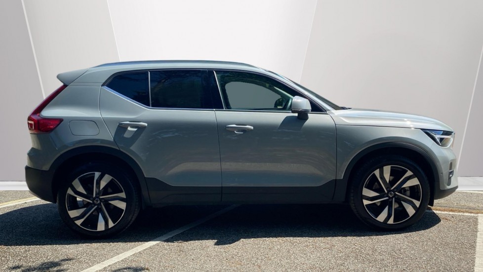 Volvo XC40 2.0 B3P Ultra Dark 5dr Auto Petrol Estate - Image 3