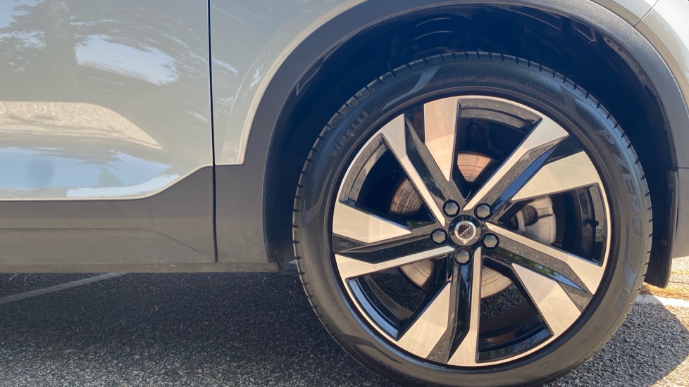Volvo XC40 2.0 B3P Ultra Dark 5dr Auto Petrol Estate - Image 9