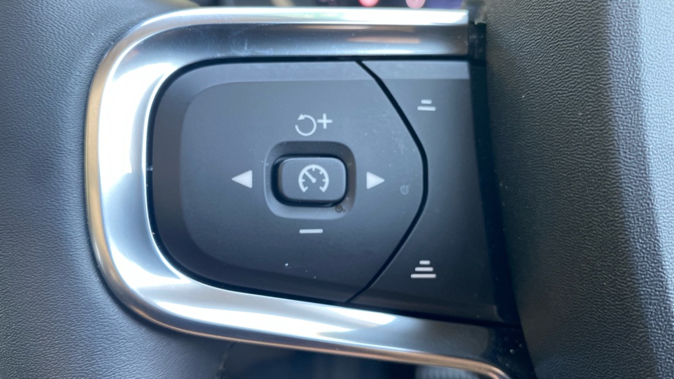 Volvo XC40 2.0 B3P Ultra Dark 5dr Auto Petrol Estate - Image 21
