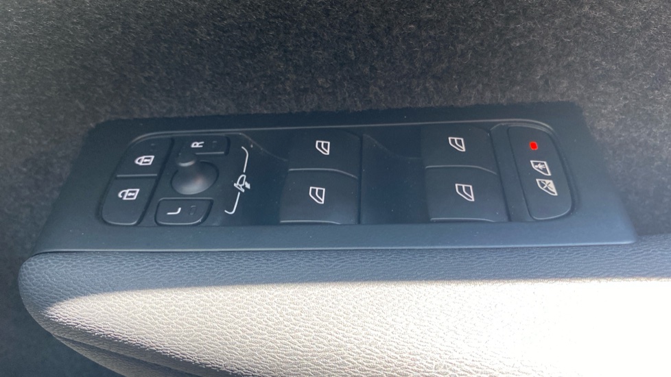 Volvo XC40 2.0 B3P Ultra Dark 5dr Auto Petrol Estate - Image 24