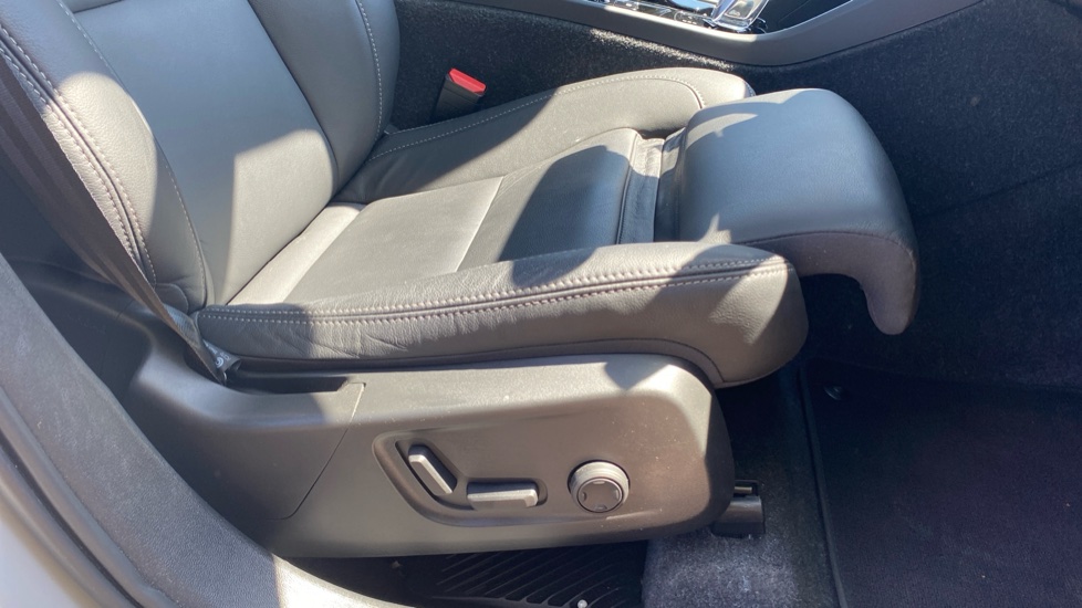 Volvo XC40 2.0 B3P Ultra Dark 5dr Auto Petrol Estate - Image 30
