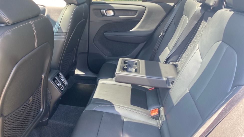 Volvo XC40 2.0 B3P Ultra Dark 5dr Auto Petrol Estate - Image 33