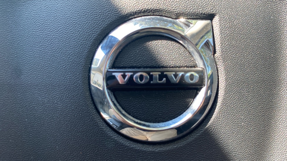 Volvo XC40 2.0 B3P Ultra Dark 5dr Auto Petrol Estate - Image 39