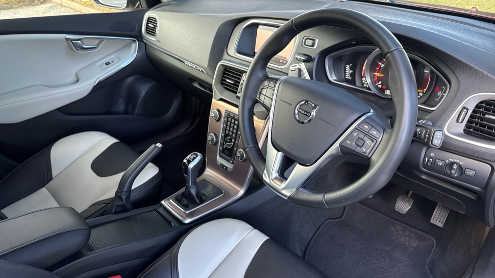 Volvo V40 T3 [152] Cross Country Pro 5dr Petrol Hatchback - Image 4