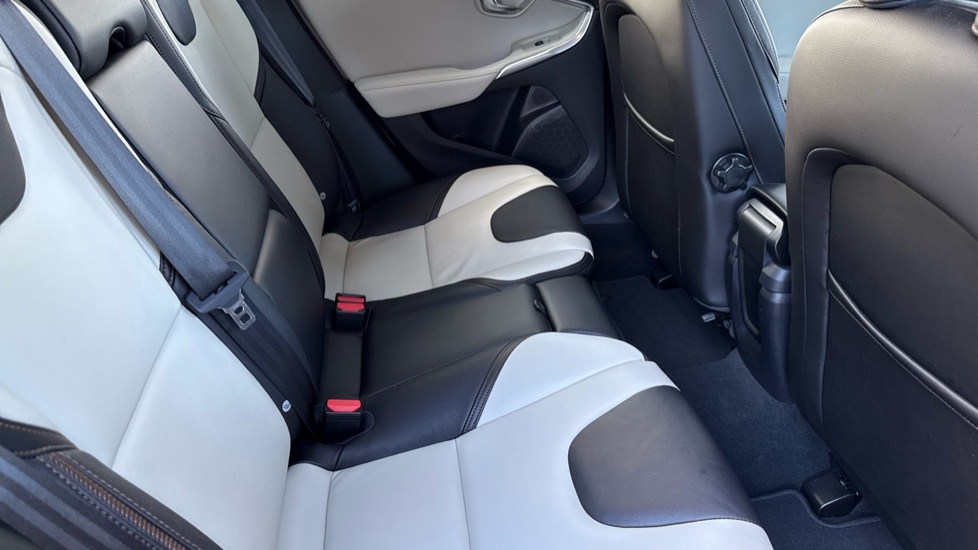 Volvo V40 T3 [152] Cross Country Pro 5dr Petrol Hatchback - Image 6