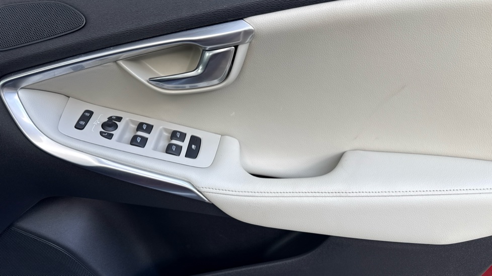 Volvo V40 T3 [152] Cross Country Pro 5dr Petrol Hatchback - Image 29