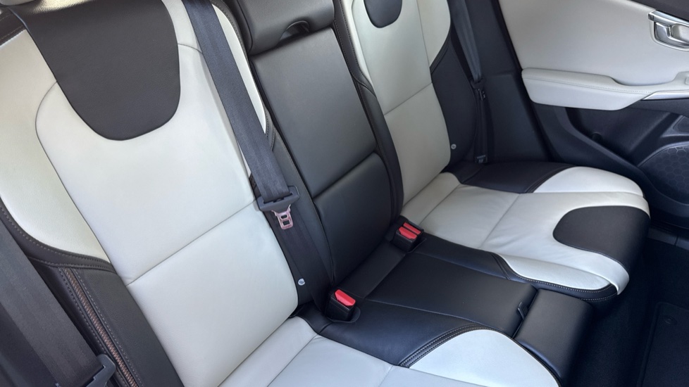 Volvo V40 T3 [152] Cross Country Pro 5dr Petrol Hatchback - Image 33