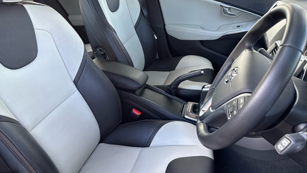 Volvo V40 T3 [152] Cross Country Pro 5dr Petrol Hatchback - Image 36