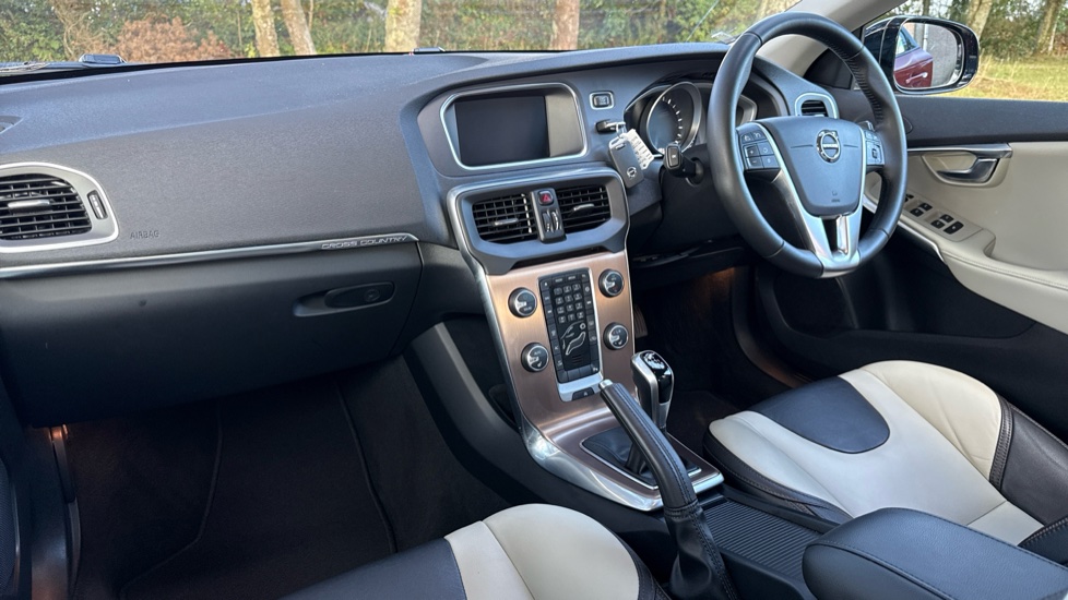 Volvo V40 T3 [152] Cross Country Pro 5dr Petrol Hatchback - Image 38