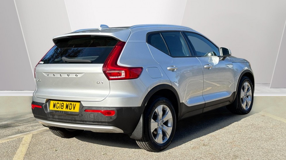 Volvo XC40 2.0 D3 Momentum 5dr Geartronic Diesel Estate - Image 2