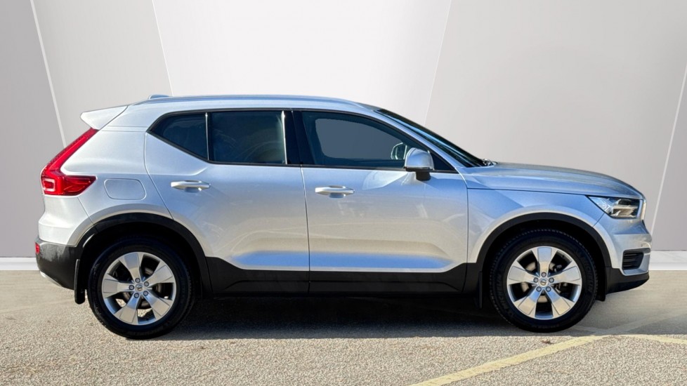 Volvo XC40 2.0 D3 Momentum 5dr Geartronic Diesel Estate - Image 3