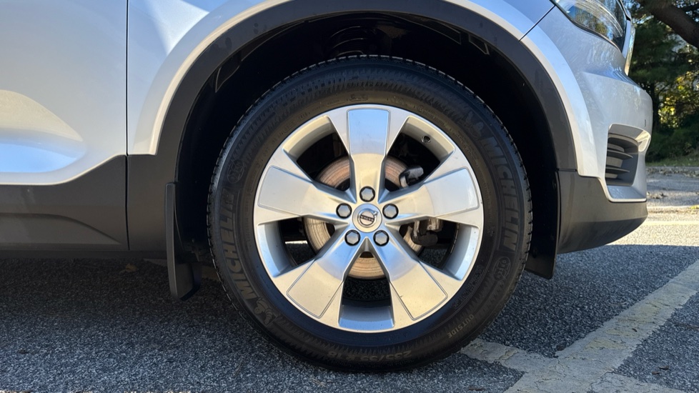 Volvo XC40 2.0 D3 Momentum 5dr Geartronic Diesel Estate - Image 9
