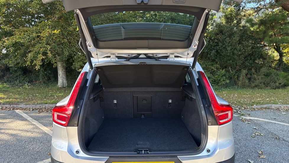 Volvo XC40 2.0 D3 Momentum 5dr Geartronic Diesel Estate - Image 13