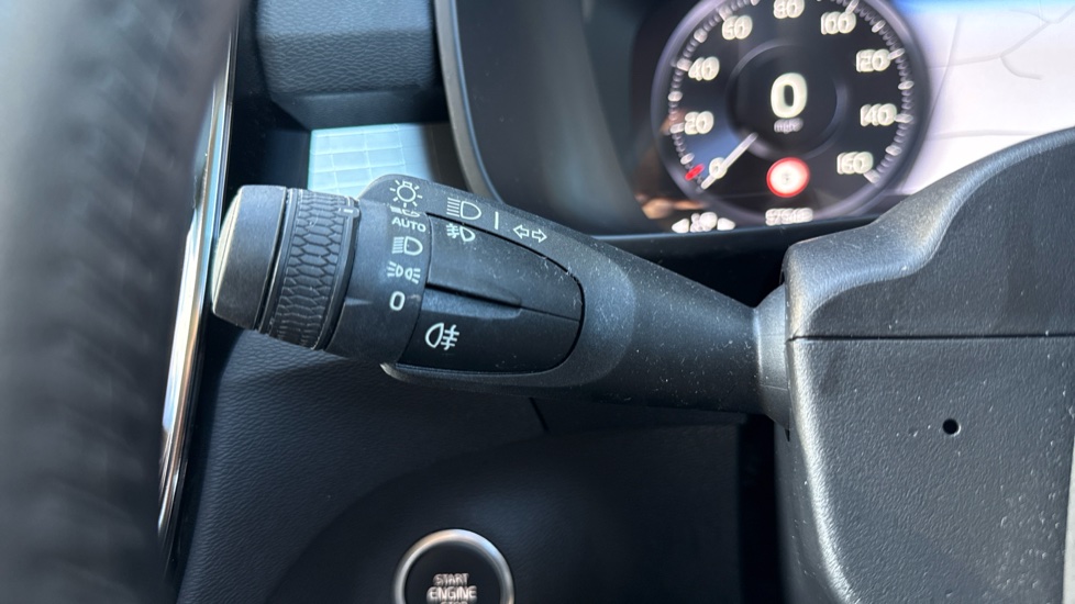 Volvo XC40 2.0 D3 Momentum 5dr Geartronic Diesel Estate - Image 20