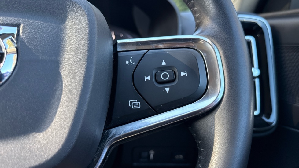 Volvo XC40 2.0 D3 Momentum 5dr Geartronic Diesel Estate - Image 22