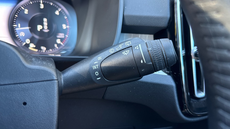 Volvo XC40 2.0 D3 Momentum 5dr Geartronic Diesel Estate - Image 23