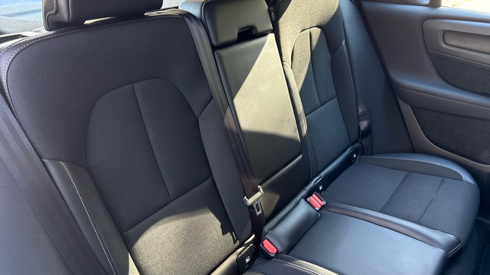 Volvo XC40 2.0 D3 Momentum 5dr Geartronic Diesel Estate - Image 33