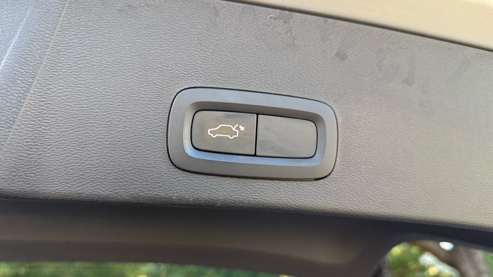 Volvo XC40 2.0 D3 Momentum 5dr Geartronic Diesel Estate - Image 35