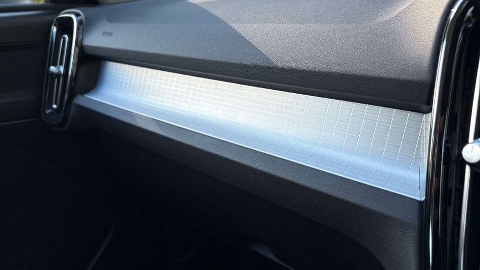 Volvo XC40 2.0 D3 Momentum 5dr Geartronic Diesel Estate - Image 37