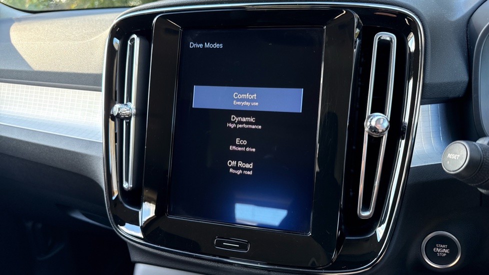 Volvo XC40 2.0 D3 Momentum 5dr Geartronic Diesel Estate - Image 39