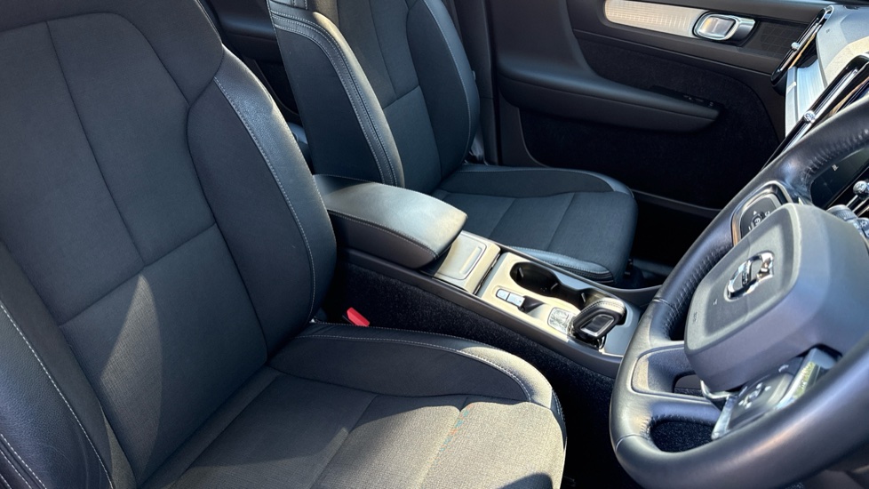 Volvo XC40 2.0 D3 Momentum 5dr Geartronic Diesel Estate - Image 40
