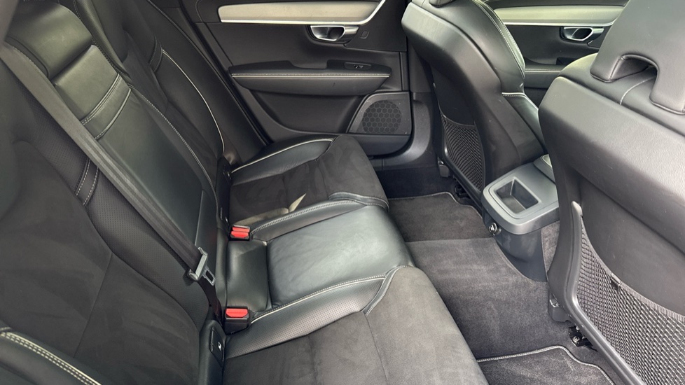 Volvo V90 2.0 D5 PowerPulse R DESIGN Pro 5dr AWD Geartronic Diesel Estate - Image 6