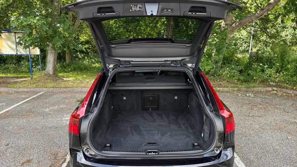 Volvo V90 2.0 D5 PowerPulse R DESIGN Pro 5dr AWD Geartronic Diesel Estate - Image 13