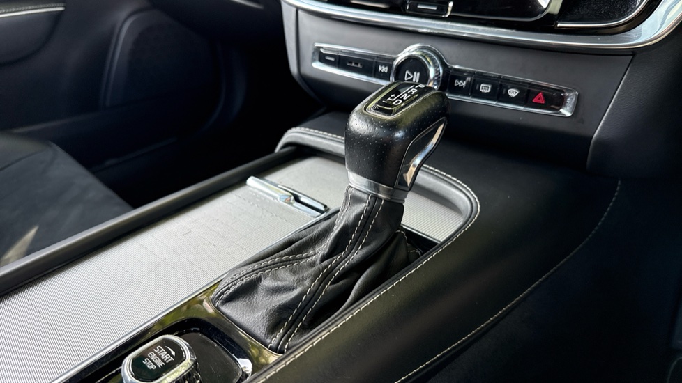 Volvo V90 2.0 D5 PowerPulse R DESIGN Pro 5dr AWD Geartronic Diesel Estate - Image 26