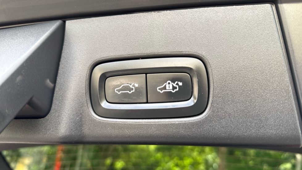 Volvo V90 2.0 D5 PowerPulse R DESIGN Pro 5dr AWD Geartronic Diesel Estate - Image 35