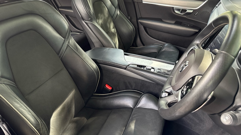 Volvo V90 2.0 D5 PowerPulse R DESIGN Pro 5dr AWD Geartronic Diesel Estate - Image 37