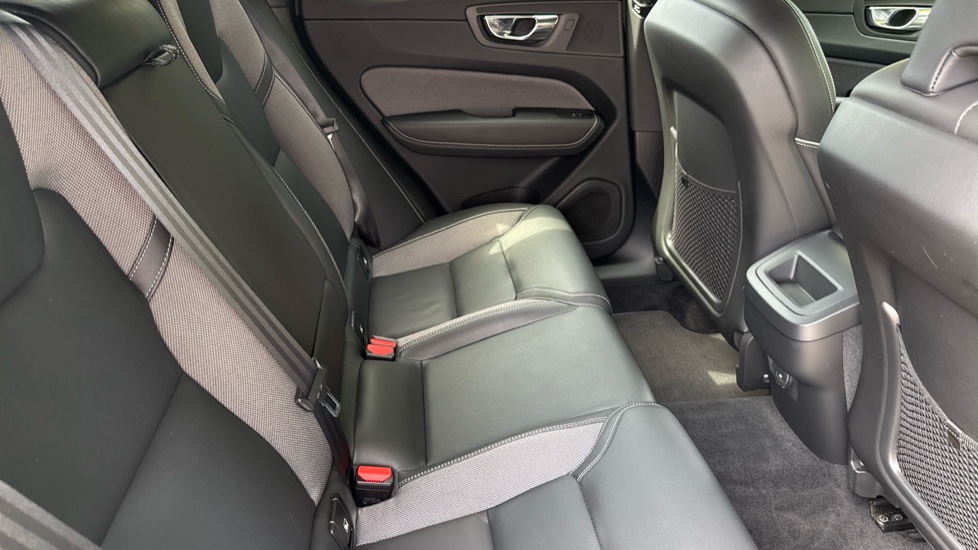 Volvo XC60 2.0 B4D R DESIGN 5dr AWD Geartronic Diesel Estate - Image 6