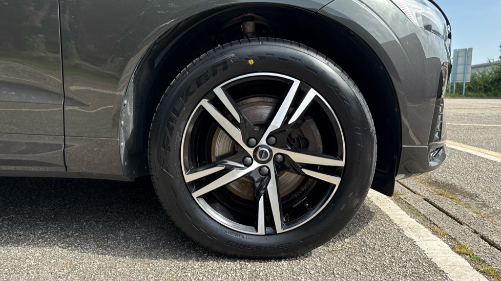 Volvo XC60 2.0 B4D R DESIGN 5dr AWD Geartronic Diesel Estate - Image 9