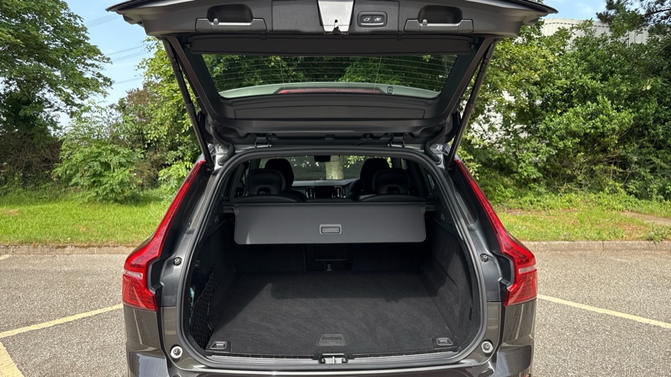 Volvo XC60 2.0 B4D R DESIGN 5dr AWD Geartronic Diesel Estate - Image 13