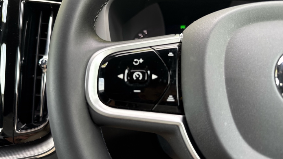 Volvo XC60 2.0 B4D R DESIGN 5dr AWD Geartronic Diesel Estate - Image 20