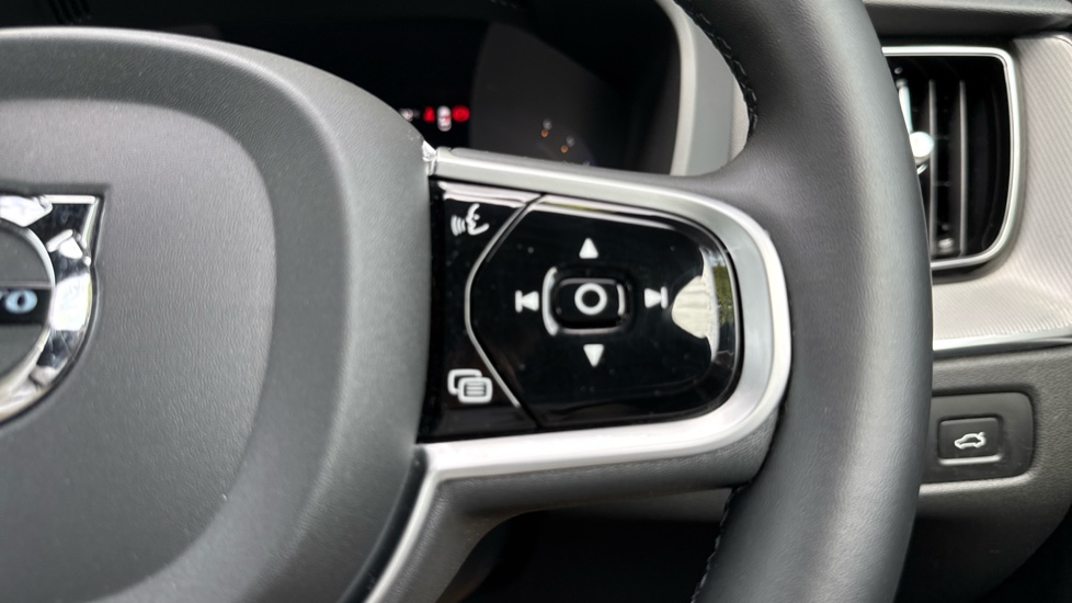 Volvo XC60 2.0 B4D R DESIGN 5dr AWD Geartronic Diesel Estate - Image 21
