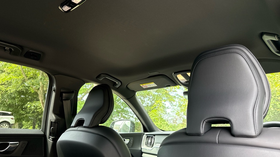 Volvo XC60 2.0 B4D R DESIGN 5dr AWD Geartronic Diesel Estate - Image 30