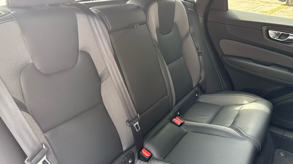 Volvo XC60 2.0 B4D R DESIGN 5dr AWD Geartronic Diesel Estate - Image 32