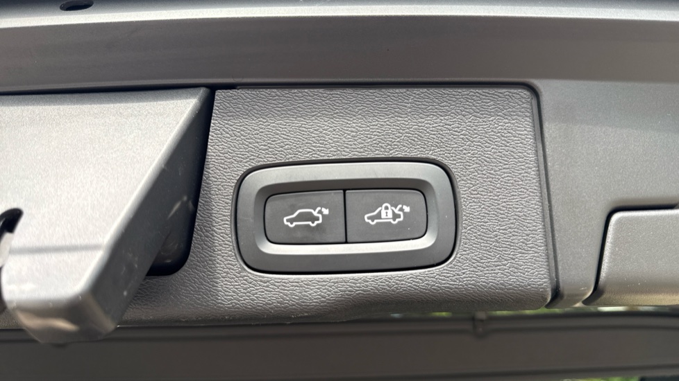 Volvo XC60 2.0 B4D R DESIGN 5dr AWD Geartronic Diesel Estate - Image 34