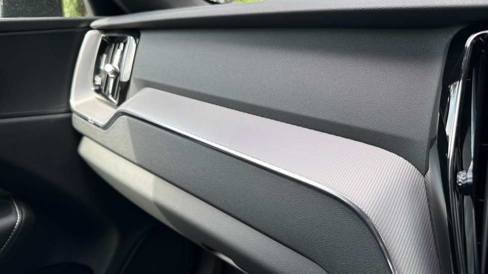 Volvo XC60 2.0 B4D R DESIGN 5dr AWD Geartronic Diesel Estate - Image 38